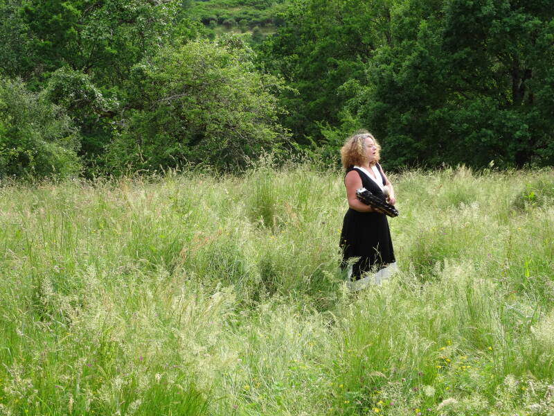 Sanne met de drum in het veld