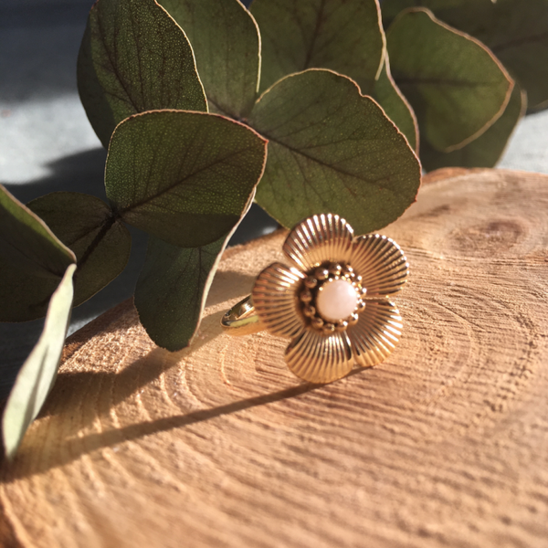 Bloemen ring met wit natuursteentje