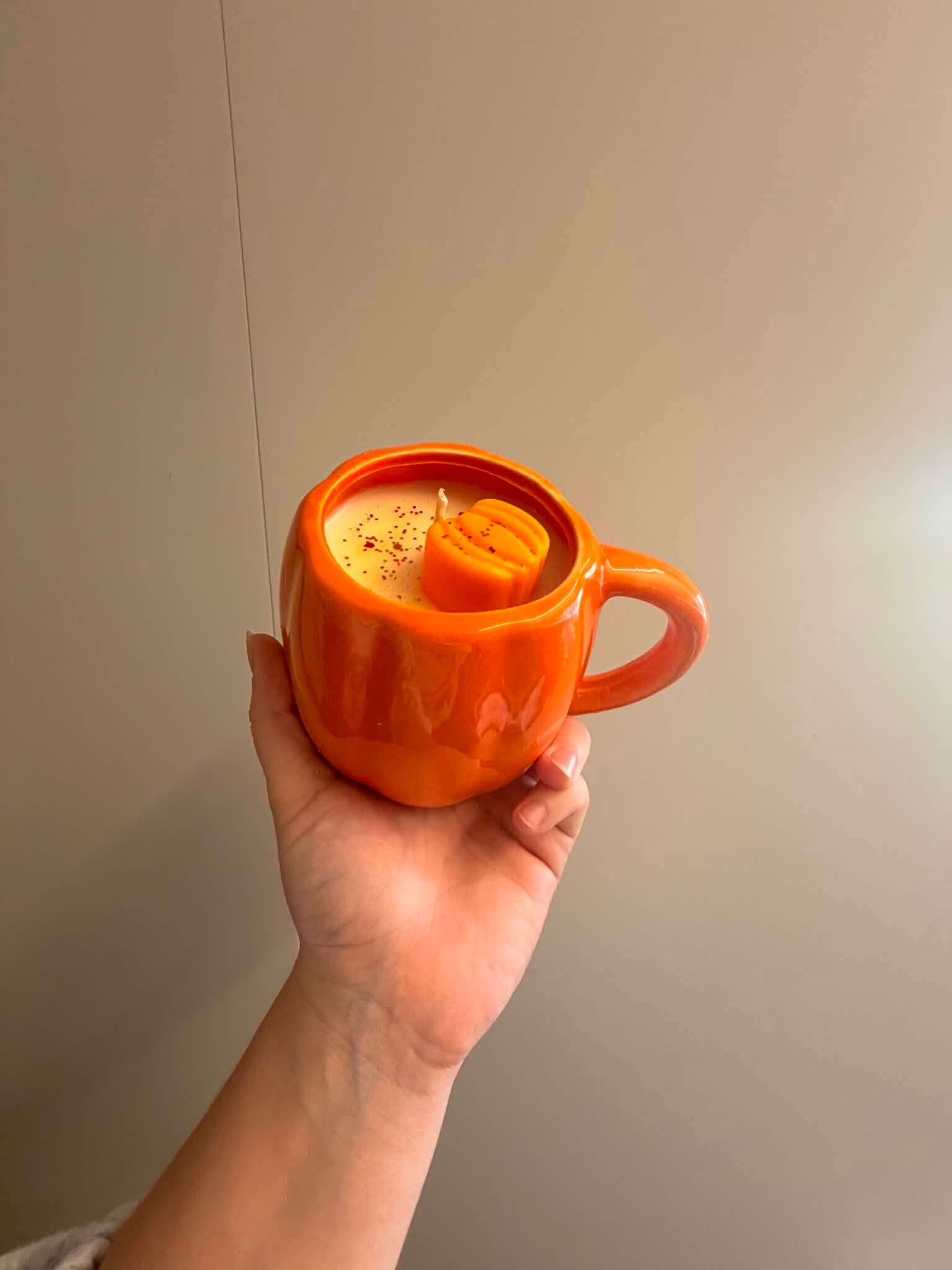 Pompoenmokje met kaars