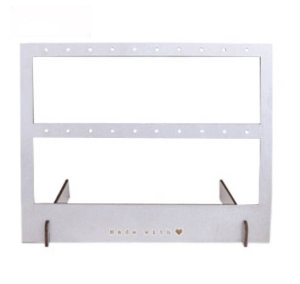 Oorbellen display 2 rijen. Made with 💕. Metallic zilver. Hout