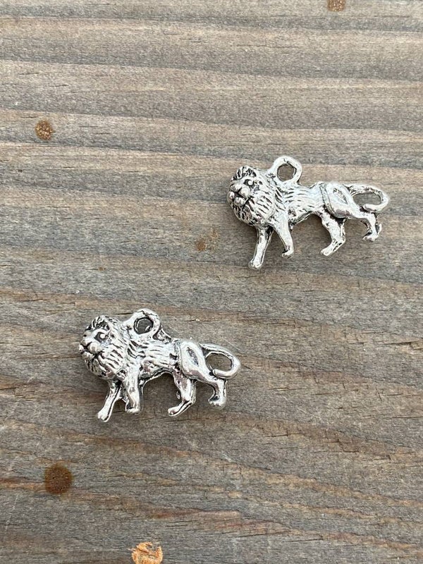 Bedel / hanger metaal leeuw zilver