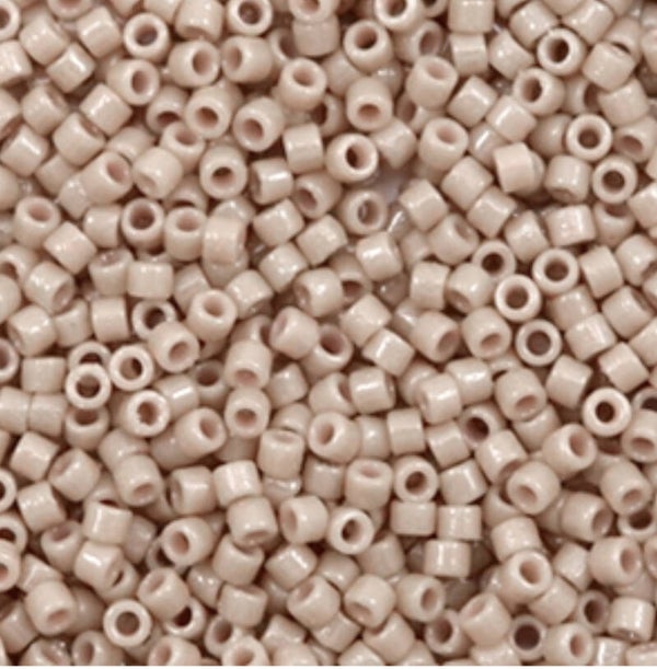 Miyuki kralen 11/0 delica's Duracoat opaque dyed beige