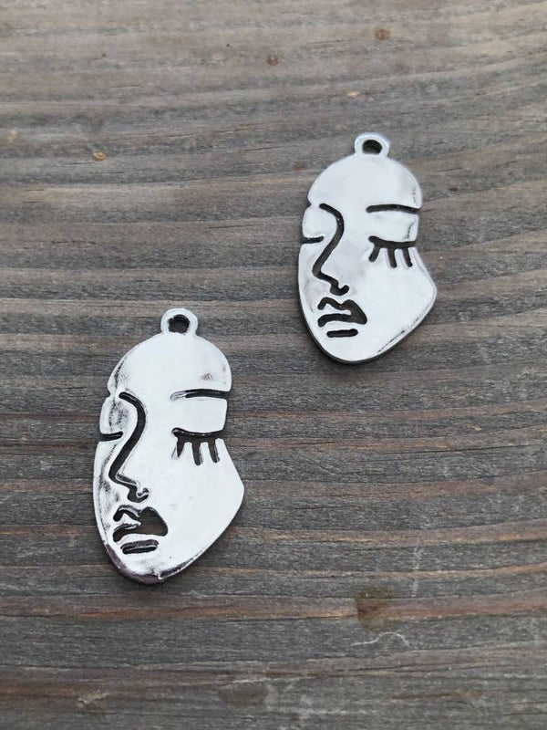 Bedel / hanger. Gezicht zilver 