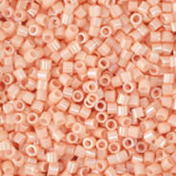 Miyuki kralen 15/0 delica's Opaque Peach Luster