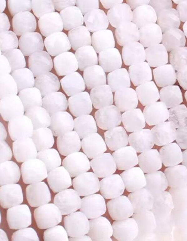 Natuursteen kralen cubes 4mm facet geslepen maansteen