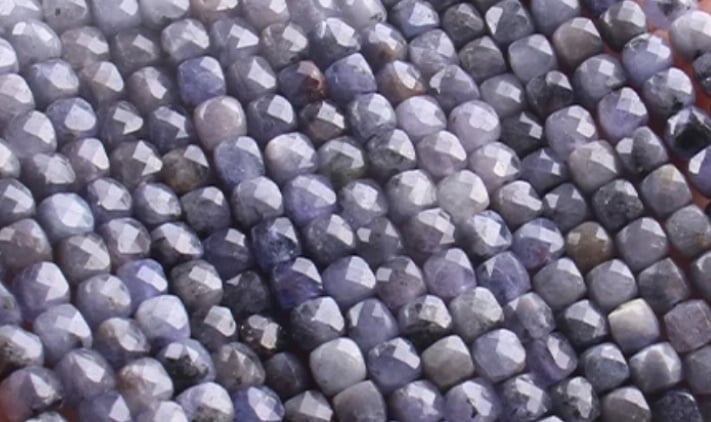 Natuursteen kralen 4mm facet cubes tanzaniet