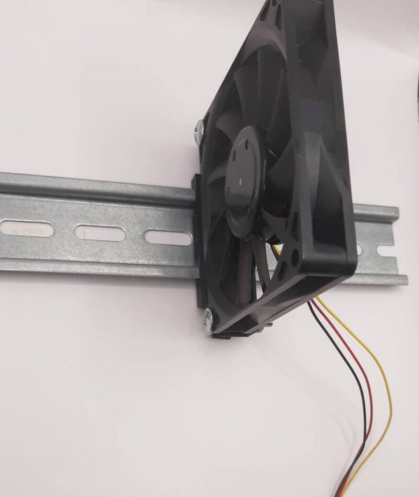 Halter für Lüfter 80x80 für Hutschiene. Hutschiene Zubehör