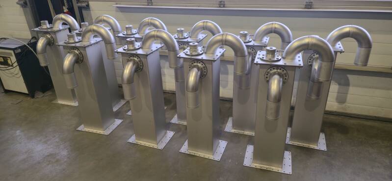 tien tanks met diverse aansluitingen