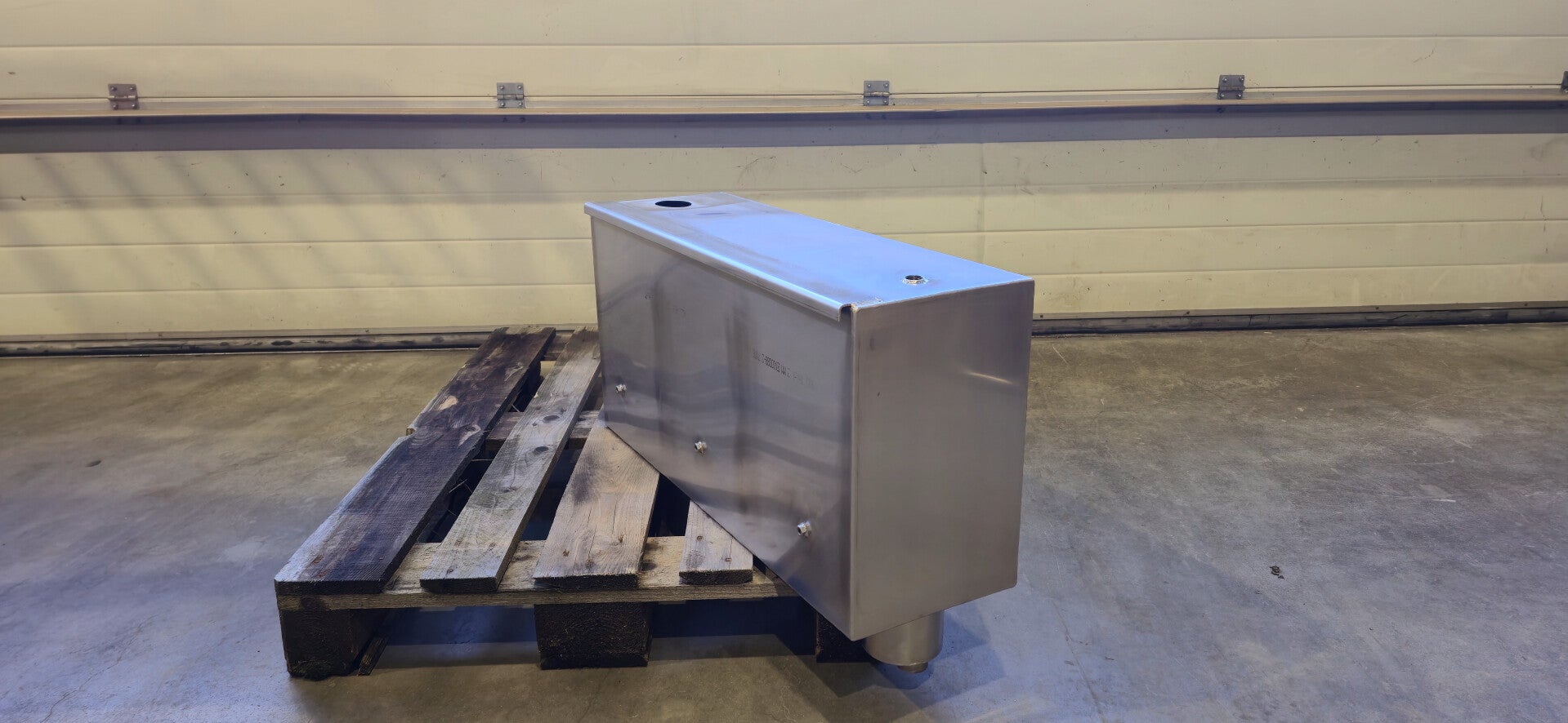 RVS dieseltank met condenspot en bevestigingslippen
