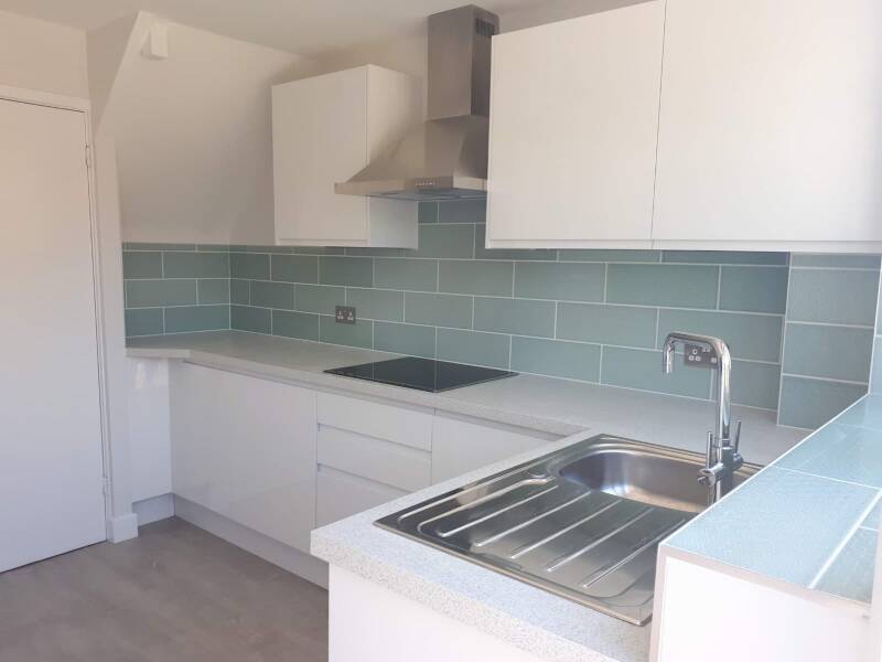 L-shaped modern kitchen renovation completed in Cheshunt