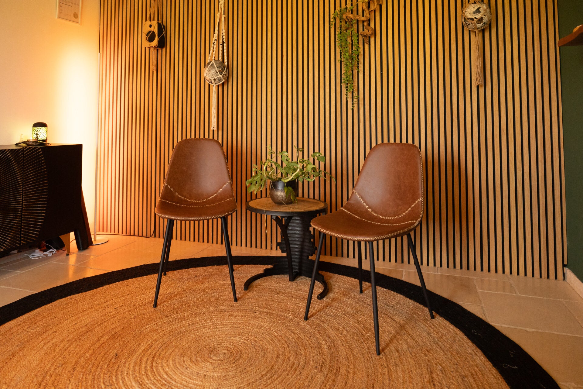 Twee stoelen in een veilige omgeving die uitnodigen om je angst los te laten