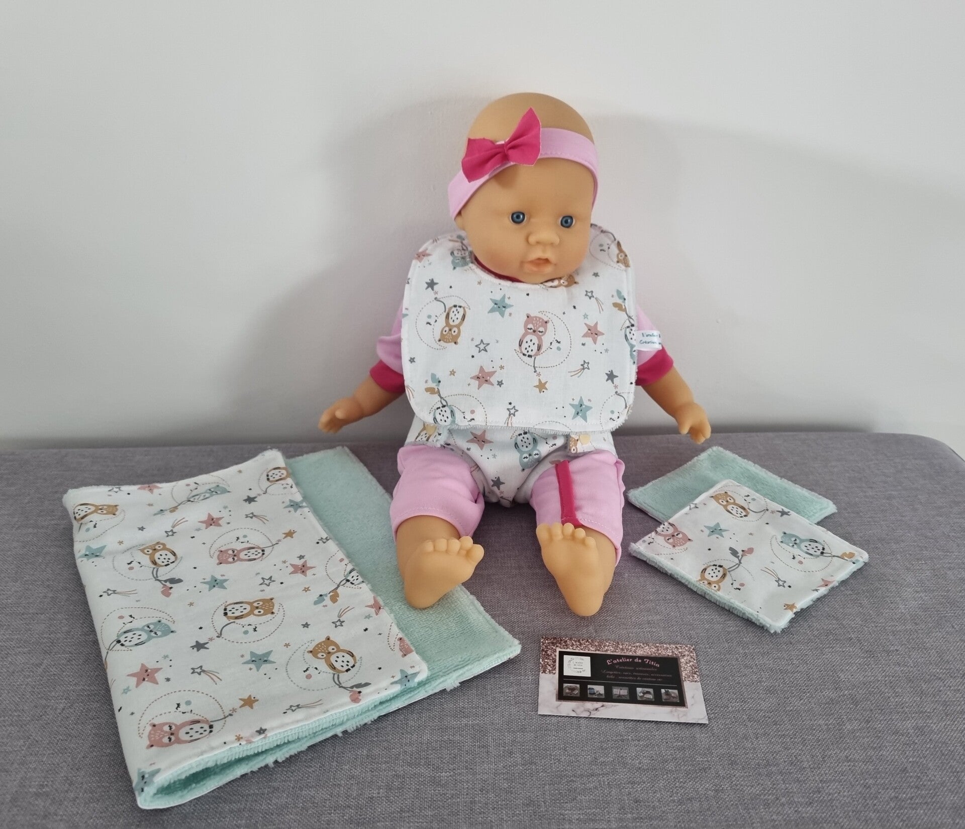 Accessoires poupée  une couche un bavoir 2 lingettes et sa couverture