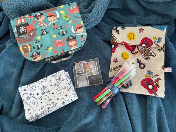 4 Feuilles lavables à colorier avec sa pochette et les feutres