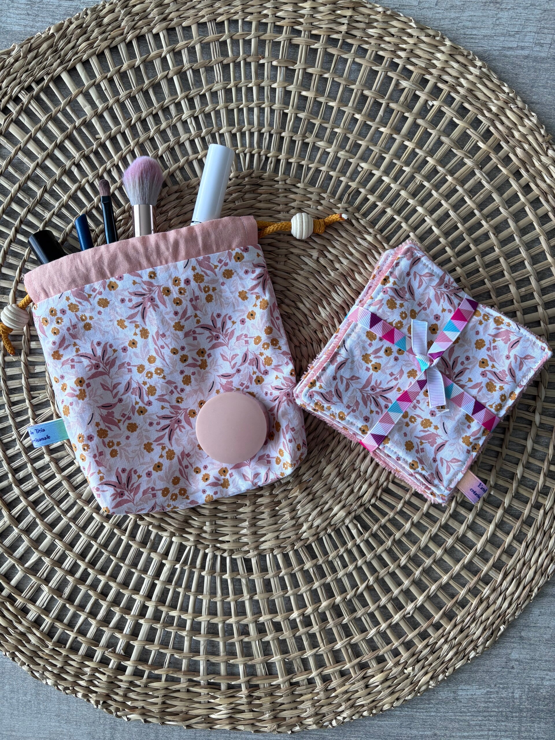 Pochette à maquillage avec des lingettes