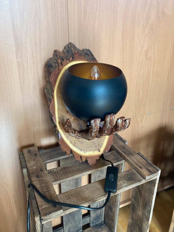 Design-Wandlampe "Iron Hand" aus Holz / Metall