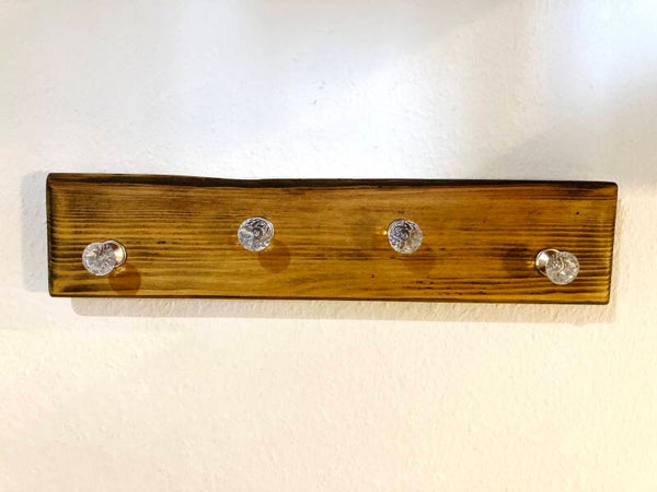 Garderobe aus Altholz mit  Baumkante und Diamanten - Aufhänger