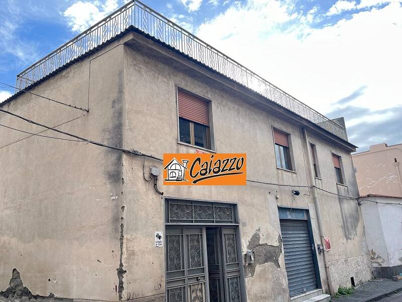 VENDESI Boscoreale stabile composto da appartamento, locale commerciale, terrazzo e locale deposito. Euro 259.000,00 