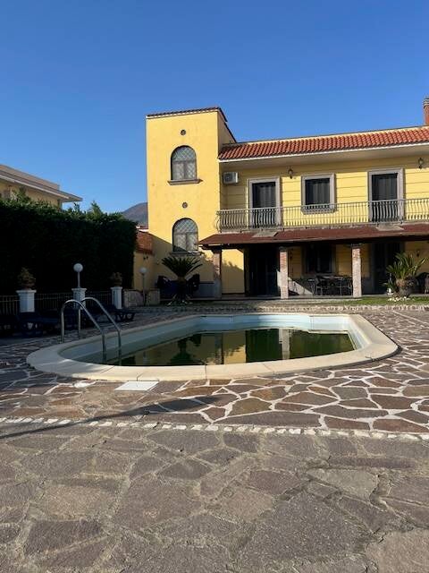Trecase, vendesi Villa con piscina. Euro 800.000,00