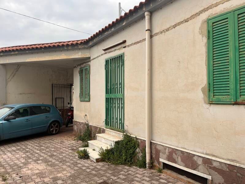 Boscoreale, via Pompei vedesi appartamento indipendente di circa 65mq con spazio esterno. 