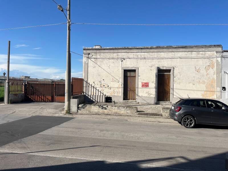 Boscoreale, via Passanti Scafati, vendesi soluzione indipendente di 90mq circa, cantine e spazio retrostante. Euro 180.000,00