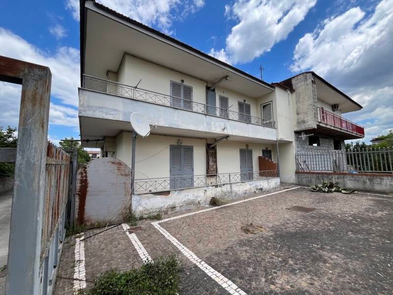 Poggiomarino, vendesi stabile di 2 appartamento con ampio giardino. Euro 290.000,00