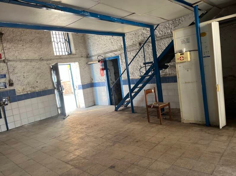 Torre Annunziata, via Plinio fittasi deposito di circa 65mq. Euro 1200,00