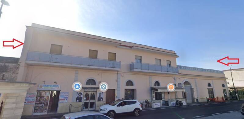Pompei, via Tre Ponti, vendesi 2 appartamenti con giardino, cantina, terrazzo e lastrico con pannelli solari. Trattativa riservata