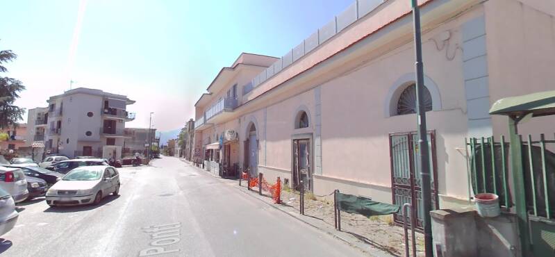 Pompei, zona Tre Ponti, vendesi 3 locali commerciali. Euro 180.000,00