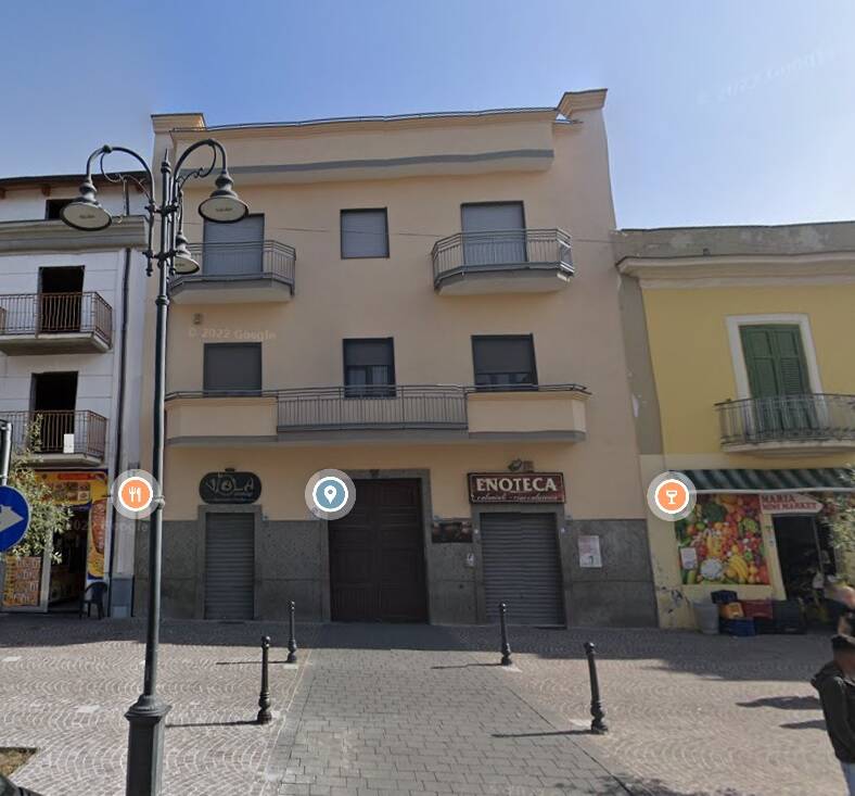 Poggiomarino centro, vendesi 50% dell'intera proprietà di uno stabile composto da 2 appartamenti, 2 locali commerciali, 2 cantine. Euro 450.000,00