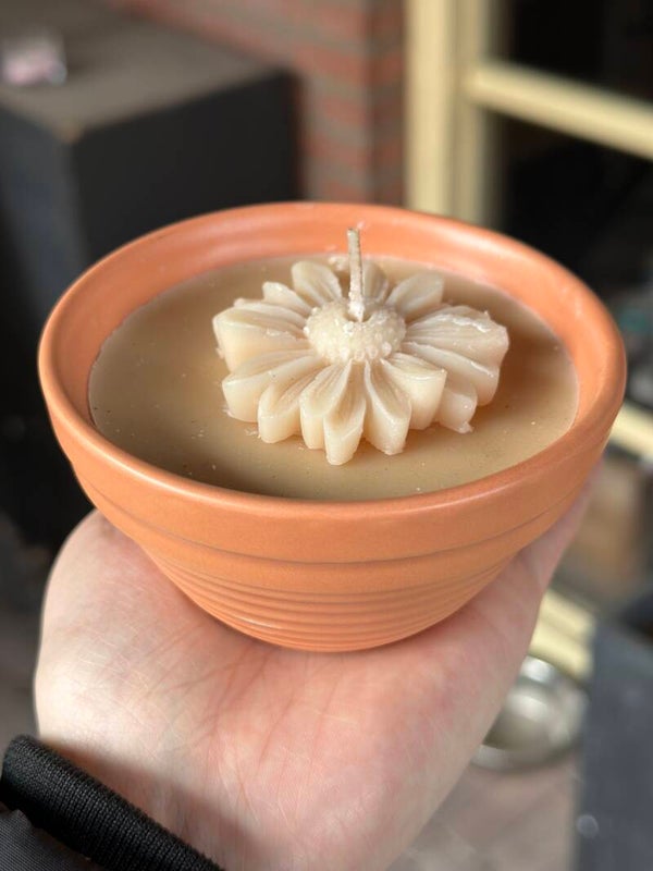 Kaars met bloem beige