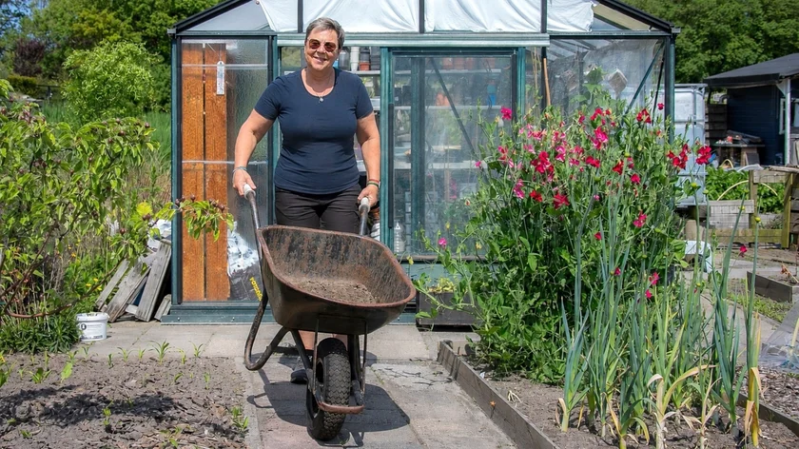 Angela Krijgsman: ‘Tuinieren? Dat is een virus!’ (Foto: Ilse Kootkar)