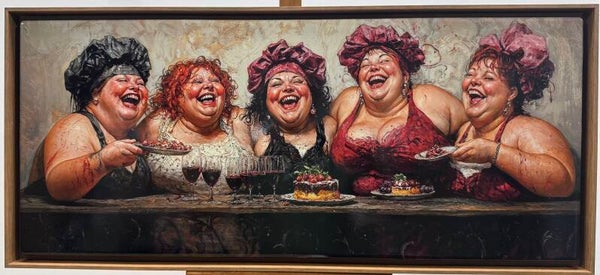 Dikke dames met gebak en glaasje erbij.