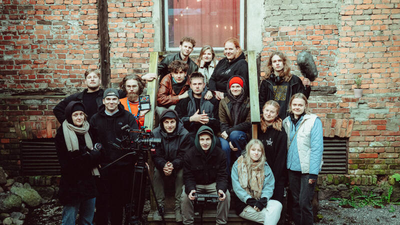 Cast and crew of Koduteel on location