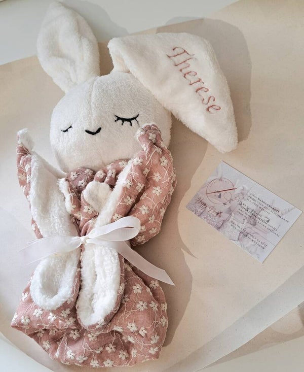 Doudou Konijn met geborduurde naam op oor.