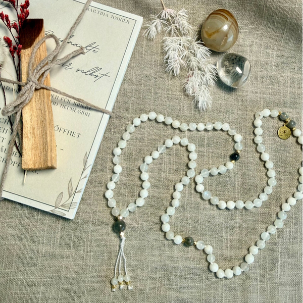 Deine Rauhnachts-Mala – Mondstein & Rauhnachtskarten