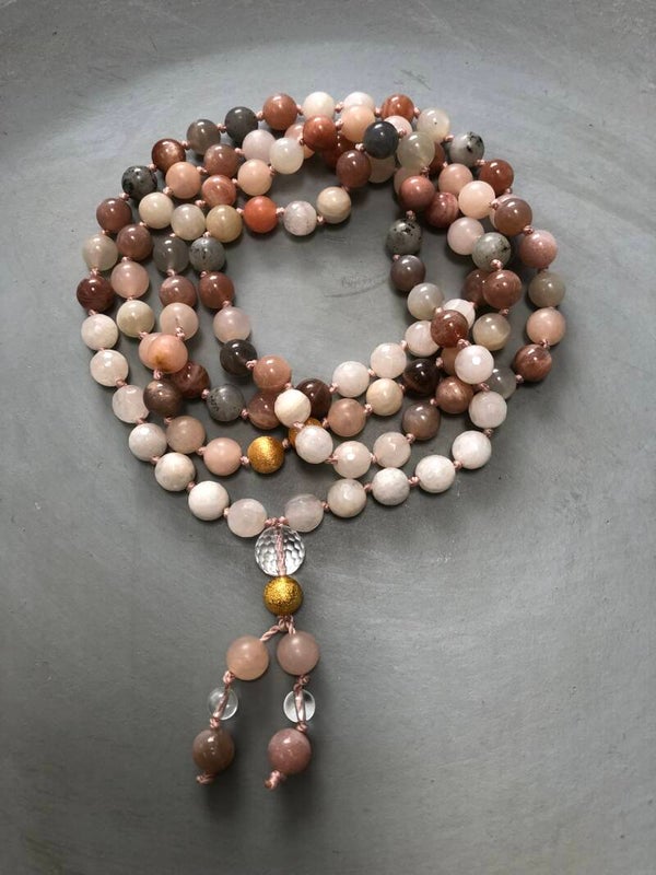 Weibliche Kraft - Mondstein Multicolor Mala