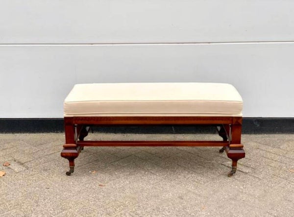 Mahoniehouten Hocker Op Messing Wieltjes