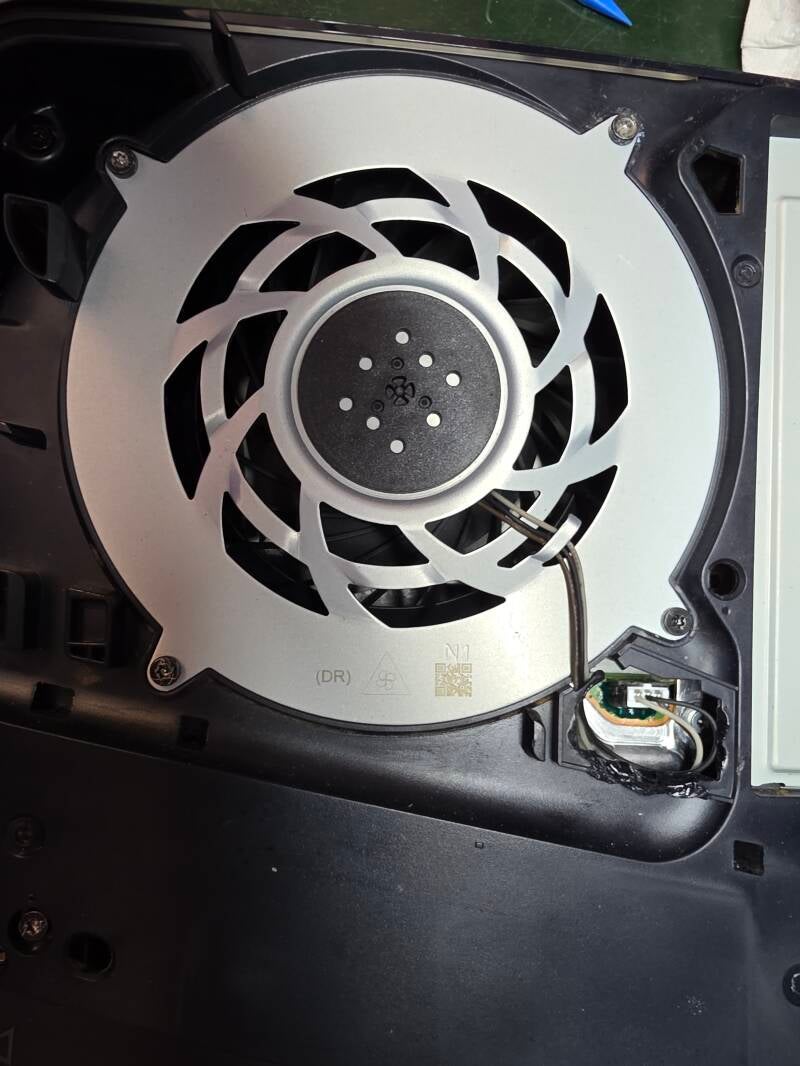 consola ps5 con ventilador y conector reparados