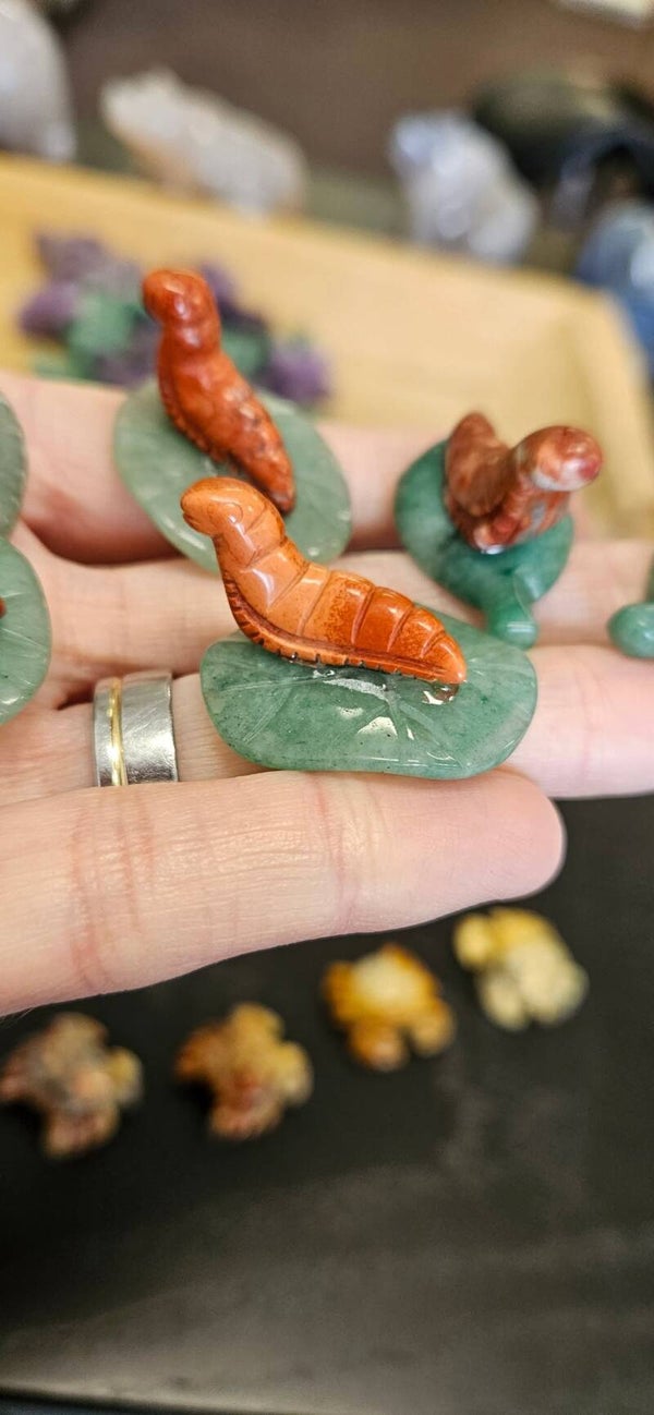 Rode jaspis rupsje op aventurijn blad