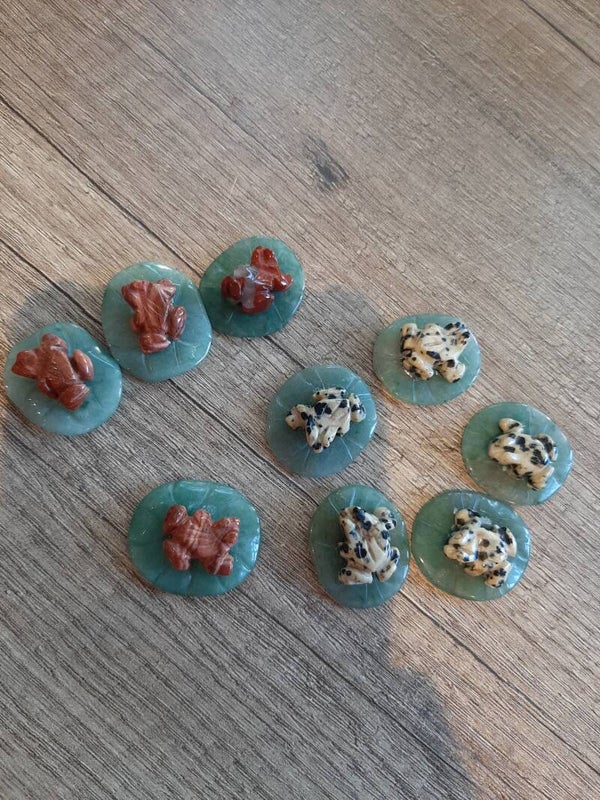 Geluks kikkertje op een aventurijn blad