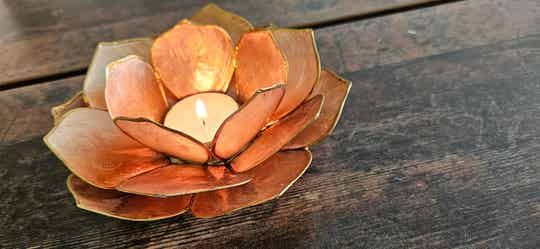 Lotus waxinelichthouder brons