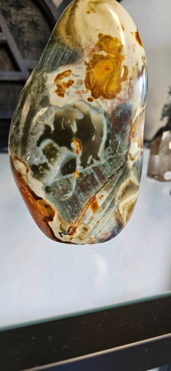 Polychroom jaspis sculptuur