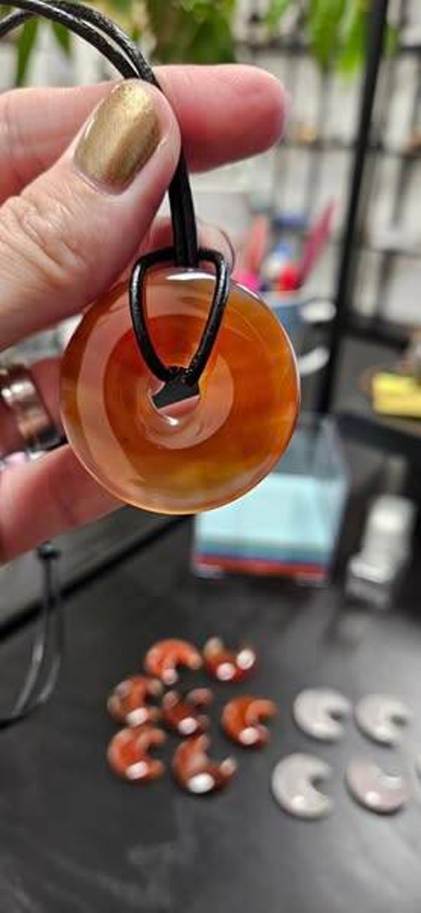 Donut hangers met leren koord , diverse