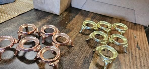 Goudkleurige en koperkleurige bolhouders