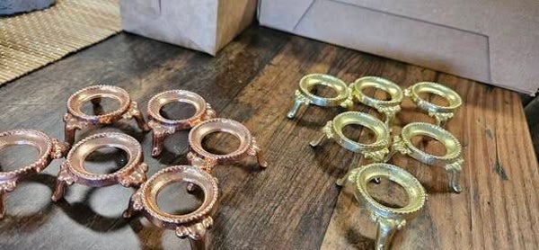 Goudkleurige en koperkleurige bolhouders