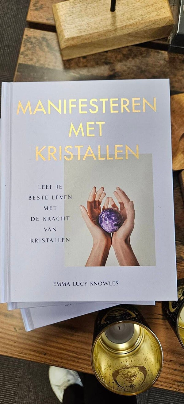 Manifesteren met kristallen boek