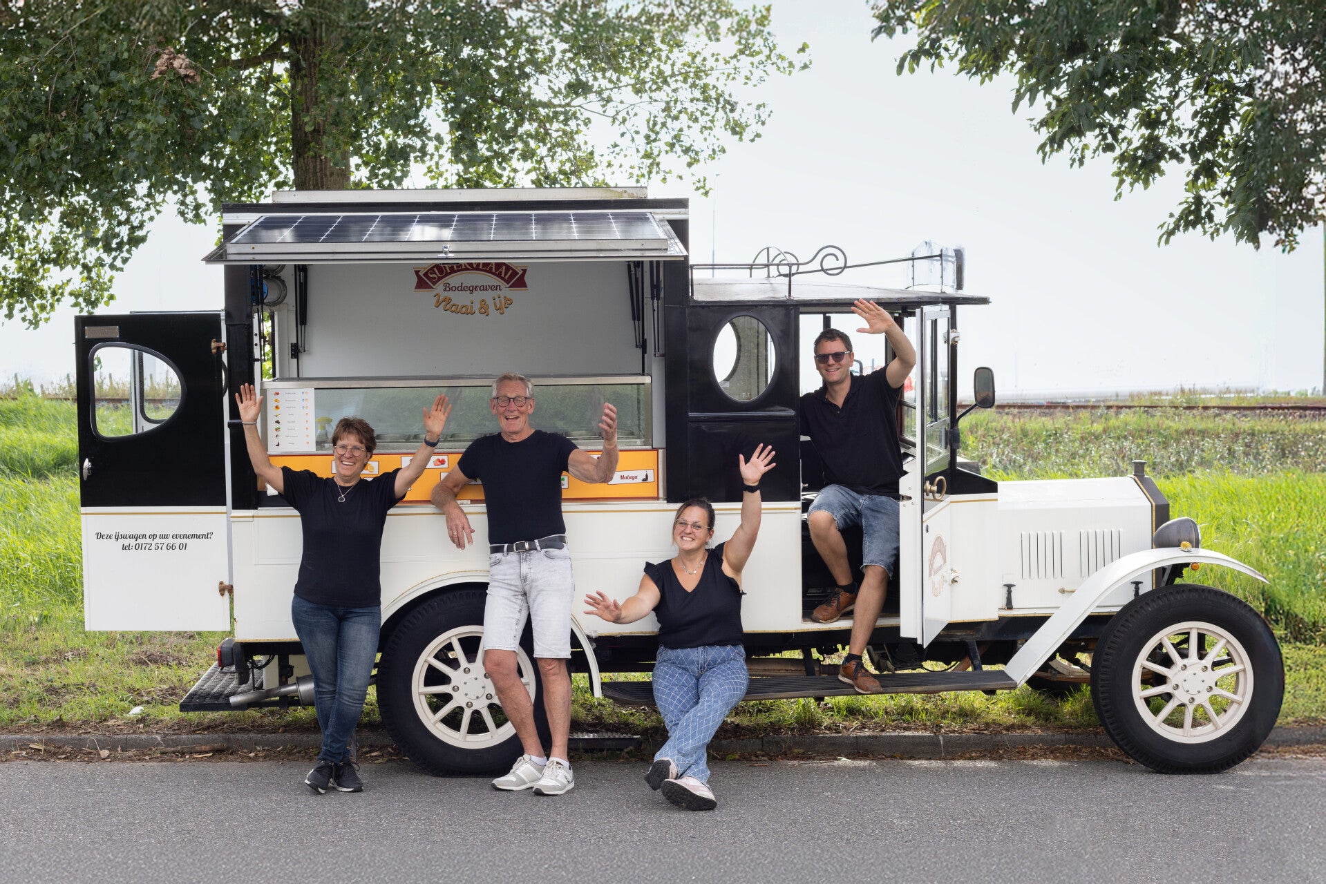 zijaanzicht oldtimer ijstruck, fleur de lys, ijswagen met personeel