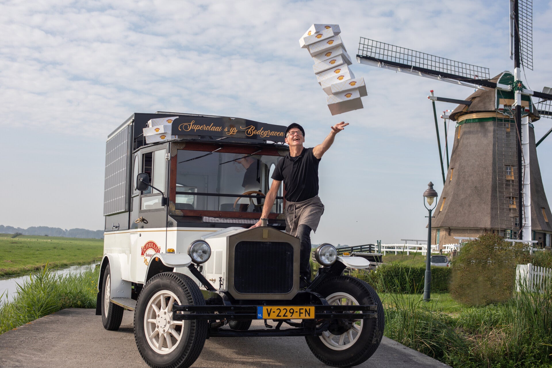 Fleur de lys ijstruck/ foodtruck/ ijswagen/ oldtimer ijswagen