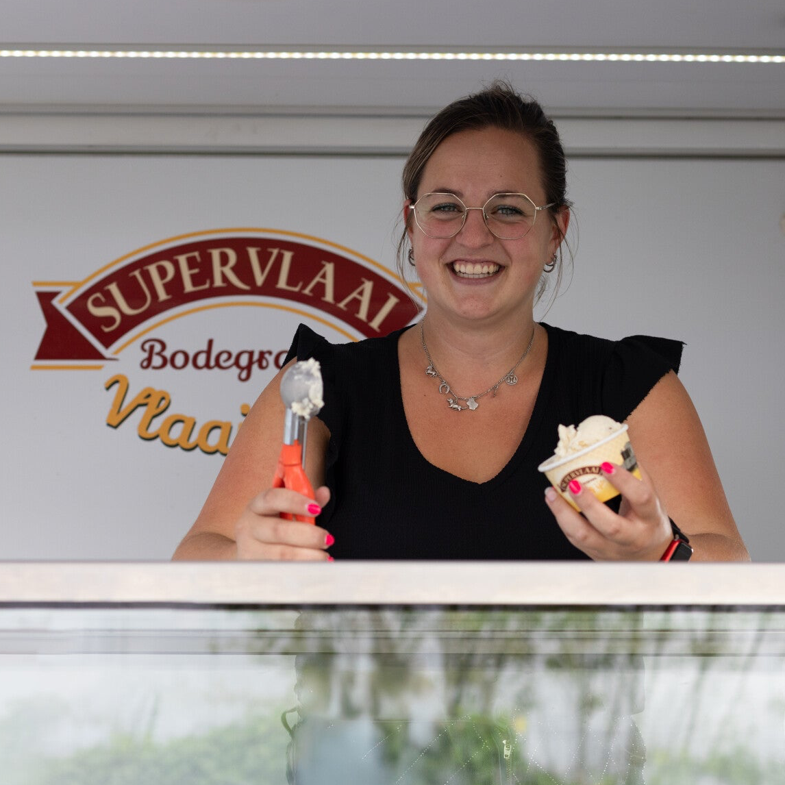 Personeel foodtruck, ijswagen, fleur de lys foodtruck, oldtimer foodtruck