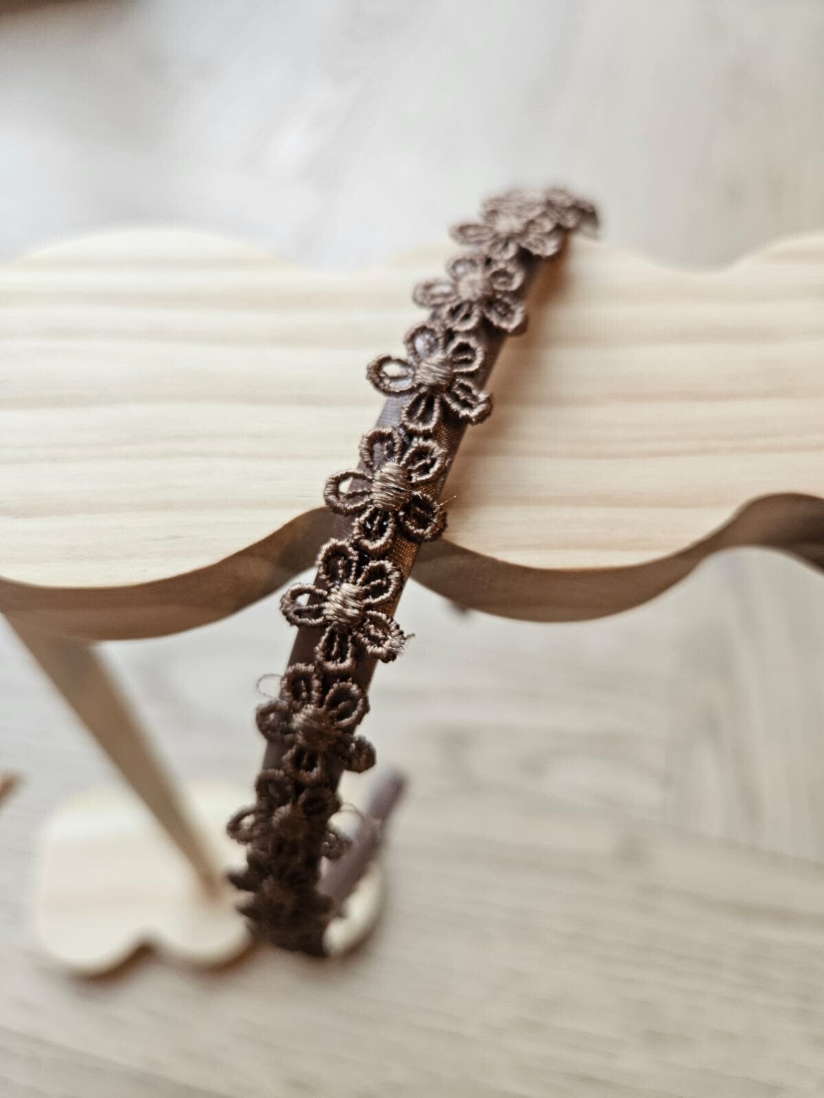 Diadeem donker bruine bloemetjes